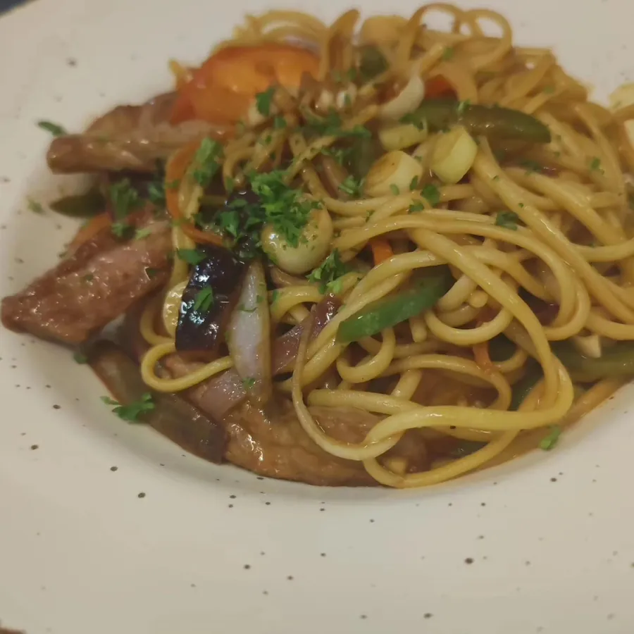 Tallarín Saltado